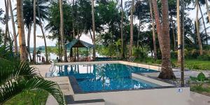 哈夫洛克岛Ocean Pearl Beach Resort, Havelock的一个带凉亭和棕榈树的游泳池
