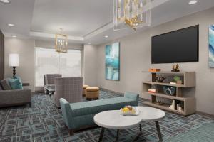 阿比林TownePlace Suites by Marriott Abilene Southwest的带沙发和电视的客厅