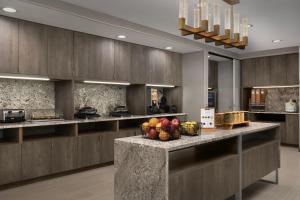 阿比林TownePlace Suites by Marriott Abilene Southwest的大厨房配有带水果篮的柜台