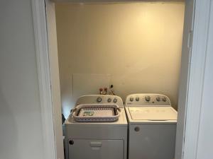 特伦顿Renovated 3 BR Ewing Home -Quiet的厨房配有炉灶、洗衣机和烘干机