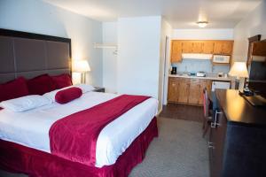 SalemCottonwood Inn的酒店客房设有一张大床和一个厨房。