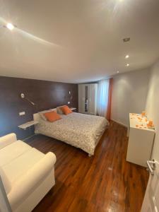罗德里戈城Finca Antonio的一间卧室配有一张床和一张白色沙发