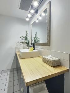 蒙特朗布朗The Sunny Paradise的浴室设有白色水槽和镜子