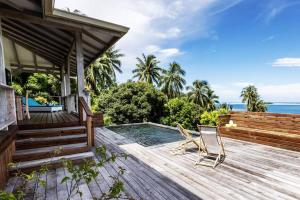 波拉波拉2 BR. Panoramic Lagoon View Villa: Poolside paradise, gourmet kitchen的一座带木甲板和游泳池的房子