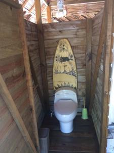 Tierra OscuraEl Toucan Loco floating lodge的木质结构的浴室设有卫生间