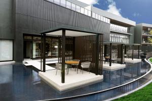 八幡平市ANA InterContinental Appi Kogen Resort, an IHG Hotel的一座带凉亭的建筑,配有桌椅