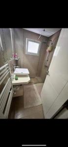 哈马马特Villa lucky的一间带水槽和镜子的小浴室