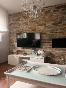 莫利纳塞卡BenedettaMolinaseca VuT的客厅设有石墙和桌子