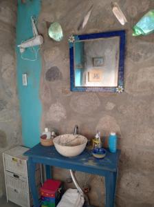 圣哈维尔CasaIsolina的浴室设有蓝色桌子、水槽和镜子