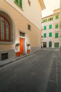 佛罗伦萨Firenze Suite的一条空的街道,有一座红色的门