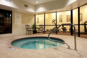 萨尔弗Holiday Inn Express & Suites Sulphur - Lake Charles, an IHG Hotel的一座大楼内带热水浴池的游泳池