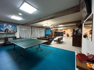 汤泽町苗場 中村屋的客厅配有乒乓球桌