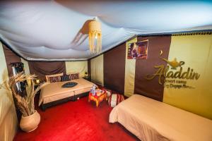 El GoueraAladdin Desert Camp的帐篷内带两张床的房间