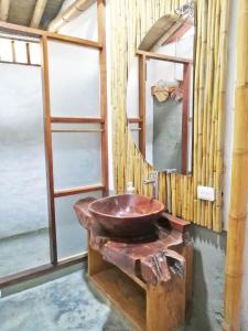 Majestic Coffee Hotel and Restaurant Tierradentro的一间带铜制水槽和镜子的浴室