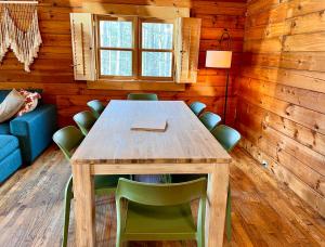 HicoBeautiful Cabin on 83 Acres near New River Gorge National Park的一间会议室,配有木桌和椅子