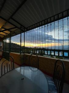 埃尔科莱希奥Hotel Campestre Las Marias- El Colegio的海景阳台上的桌椅