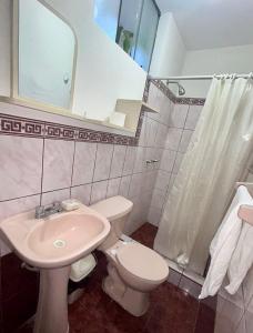 塔克纳Villa Salluzzi Apart Hotel的浴室配有卫生间、盥洗盆和淋浴。
