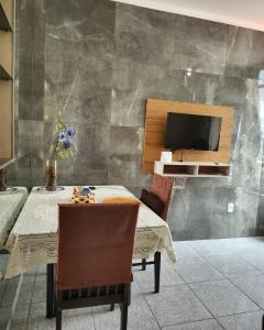 贝伦Apto com vista para Baía do Guajará的客厅配有桌子和电视