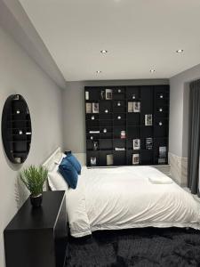 伦敦Stylish entire 2bed apartment的一间卧室配有一张大床和黑色床头板