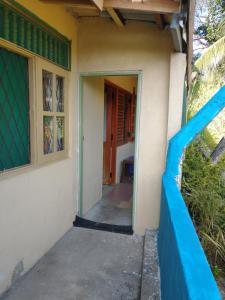 康提戈登夫人民宿的通往带蓝色栅栏的房子的入口