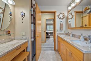 西沃德Bear Lake Lodgings B&B的一间带两个盥洗盆和大镜子的浴室