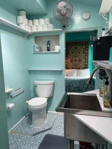 圣地亚哥NovaGarden的一间带卫生间和水槽的浴室