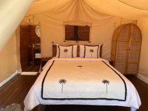 卡朗阿森Bali Cliff Glamping的帐篷内一间卧室,配有一张床