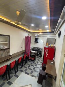 乌贾因sun guest house 2的一间餐厅,里面设有红色椅子和柜台