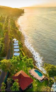 卡朗阿森Bali Cliff Glamping的享有海滩和海洋的空中景致