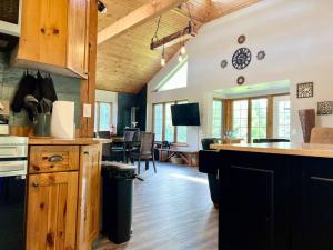 布雷斯布里奇Lovely Muskoka Waterfront Cottage-Hot tub & Sauna!的一间带柜台的厨房和一间餐厅