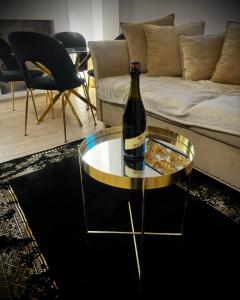 新鲁达Apartament Nowar的客厅的桌子上放一瓶葡萄酒