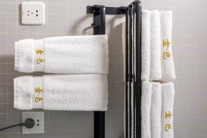 北京壹色酒店式公寓(北京中央电视台店)的浴室毛巾架上的一组毛巾
