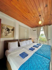 努沃勒埃利耶Royal Pearl Hills的一间卧室配有一张带蓝色床单的大床