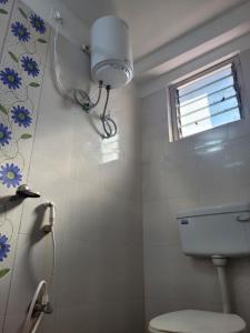 兰奇Mysa Homestay的白色的浴室设有卫生间和窗户。