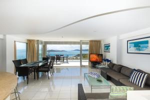 汉密尔顿岛斯亚索斯海上落日公寓的客厅配有沙发和桌子