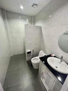 兰格普แหลมงอบเฮาส์ laemngob House的白色的浴室设有卫生间和水槽。