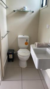 MontoThree Moon Motel的白色的浴室设有卫生间和水槽。