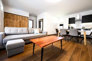 巴拉顿诺尔马迪Silver Home Apartman "A"的客厅配有沙发和桌子
