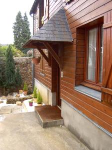 勒芒Le Petit Chalet -Appartement proche de la vieille ville , du centre ville et du Tram- PETIT DEJEUNER OFFERT的通往带窗户的木屋的入口