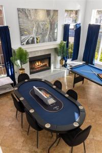 拉斯维加斯Heated Pool - Poker - 5 min - Airport - 10-Strip的客房设有乒乓球桌和壁炉。
