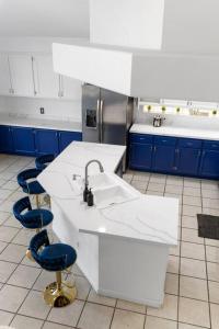 拉斯维加斯Heated Pool - Poker - 5 min - Airport - 10-Strip的厨房配有水槽和2把蓝色椅子