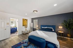 拉斯维加斯Heated Pool - Poker - 5 min - Airport - 10-Strip的一间卧室设有蓝色的床和蓝色的墙