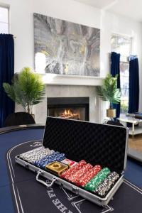 拉斯维加斯Heated Pool - Poker - 5 min - Airport - 10-Strip的壁炉间桌子上的笔记本电脑