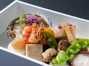 箱根Nagominoyado Hanagokoro - Reopening in Mar 2024的一份包含海鲜和蔬菜的白盘食品