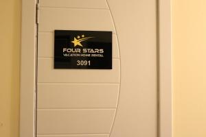 迪拜Four Stars Hostel的外边有读着四星狼狼的标语的门
