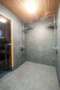 耶姆赛Tähtitaivas的带淋浴的浴室和玻璃门