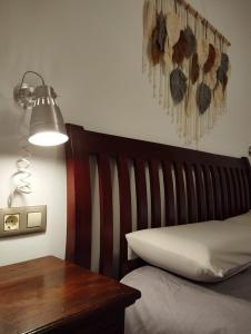 拉普埃夫拉德瓦尔韦尔德Acogedor Apartamento Céntrico的一间卧室配有一张带木制床头板和一张桌子的床。