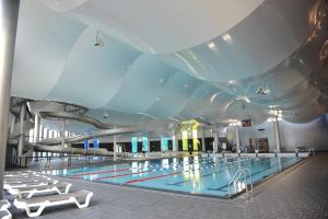 阿拉斯Appartement de charme + parking centre-ville Arras的一座带大型天花板的建筑中的游泳池