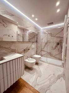 韦内雷港意大利假日度假屋的一间带水槽、卫生间和淋浴的浴室
