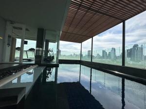 曼谷S42 Wyndham Garden Sukhumvit BTS Ekkamai Gym Swim的一座游泳池,位于一座享有城市美景的建筑内